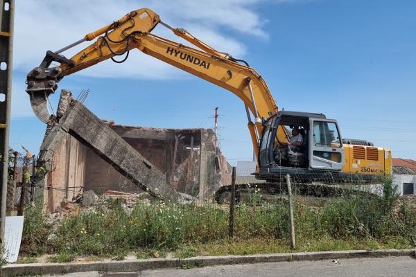 Demolição, Desaterro e Nivelamento dos terrenos